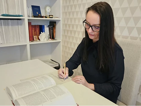 Ügyvéd az irodában